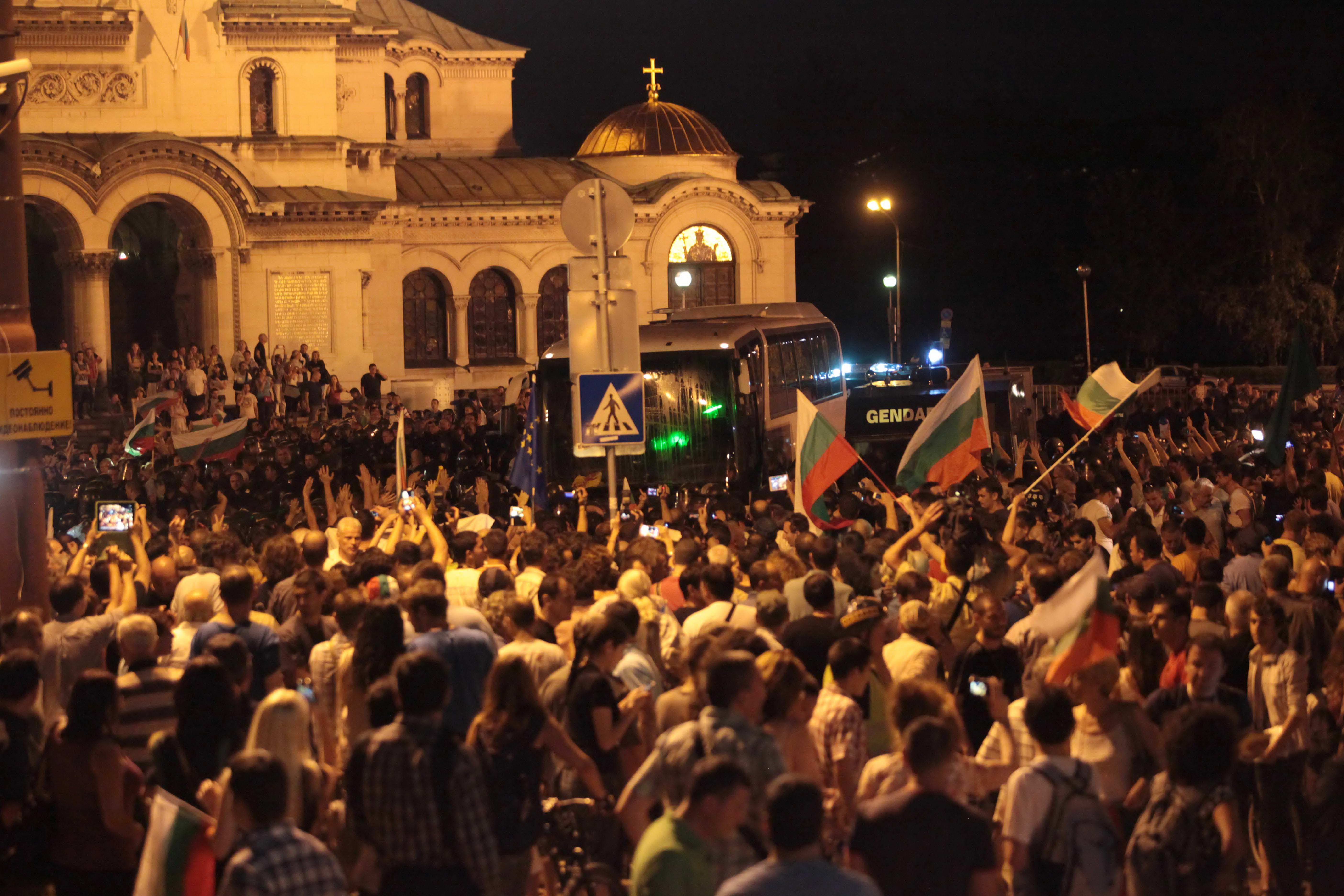 Ще се потопи ли тази вечер България в най-заплетената политическа ситуация от началото на прехода