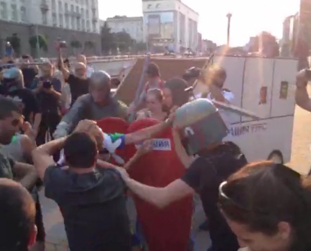 Протестиращи разиграват “тура за овации” пред Министерския съвет