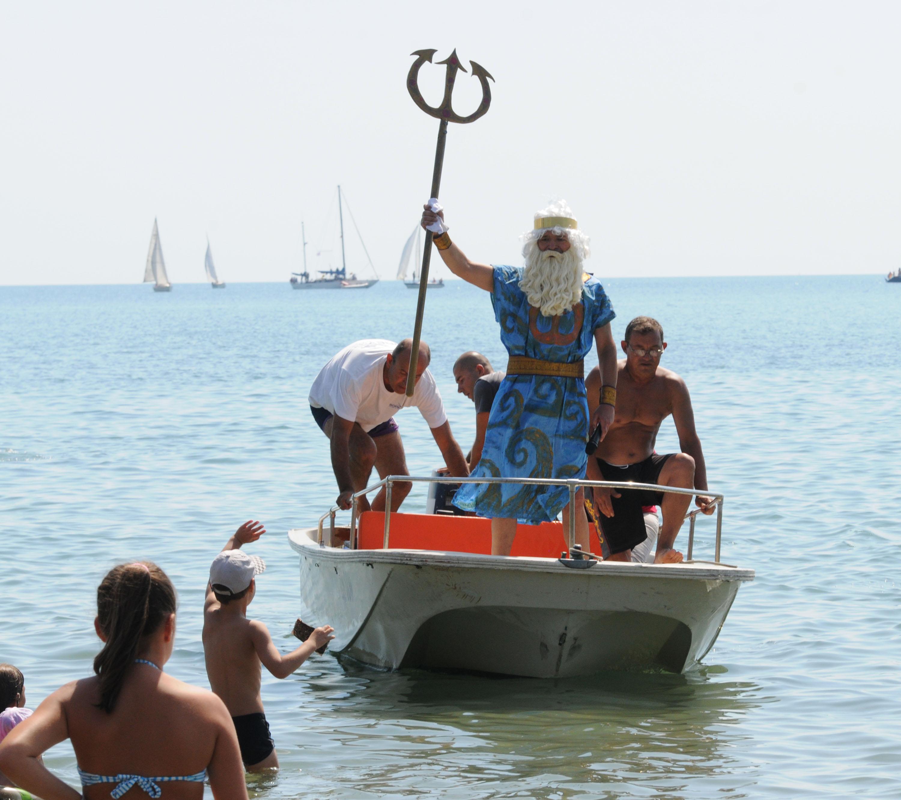 Митичният бог Нептун акостира на бургаския бряг (СНИМКИ)