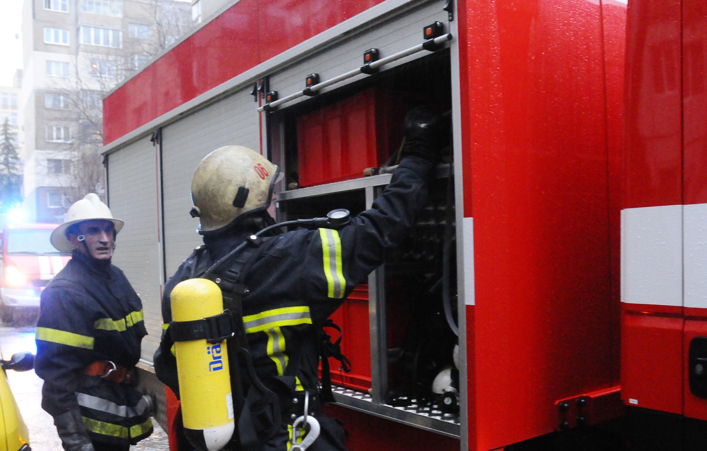 Първо в БЛИЦ: Голям пожар, пламнаха три къщи в София