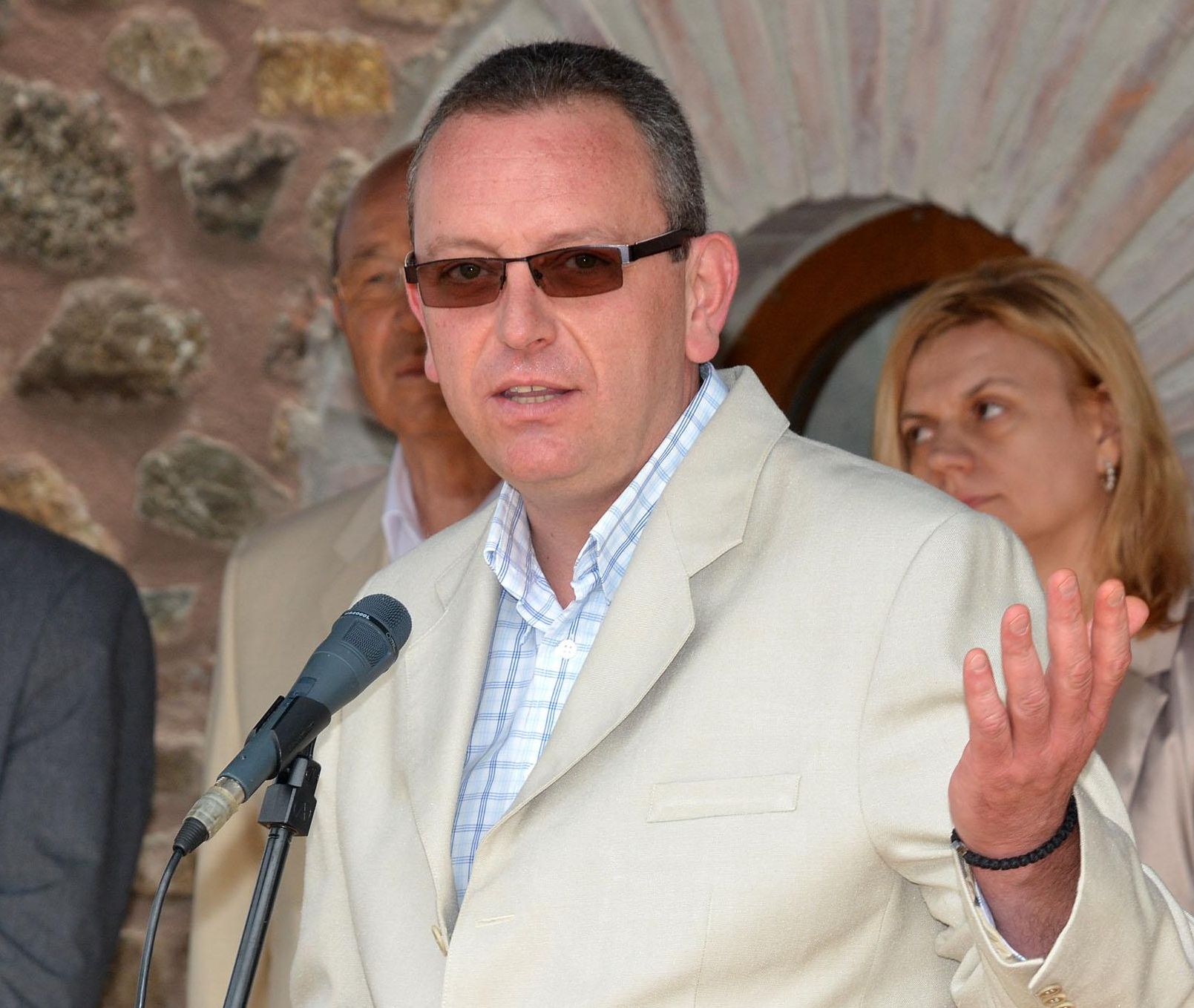 Министърът на културата си купи училище в Родопите