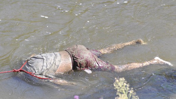 Тяло на млад мъж изплува от река Стряма