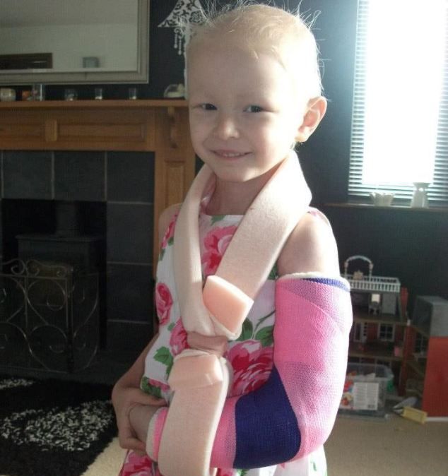 Ампутират ръката на момиченце, за да го спасят от рак, после я пришиват успешно