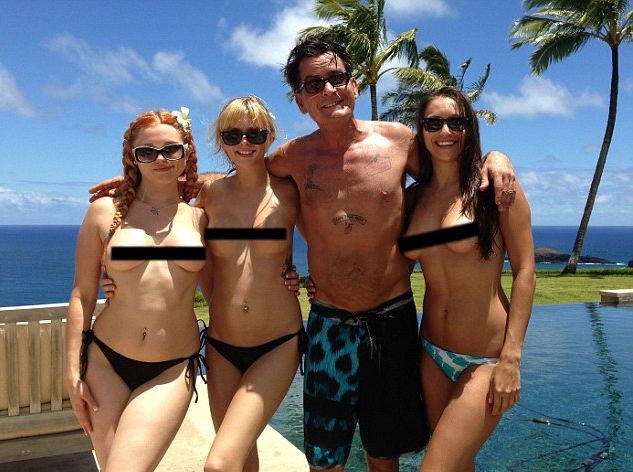 А, така! Чарли Шийн позира с три жени по голи гърди за снимка (СНИМКИ)