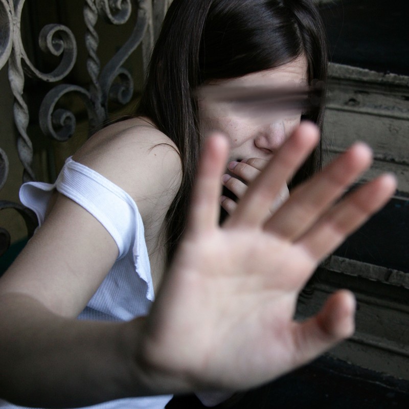 Невръстни изроди изнасилиха 9-годишна с четка за коса 