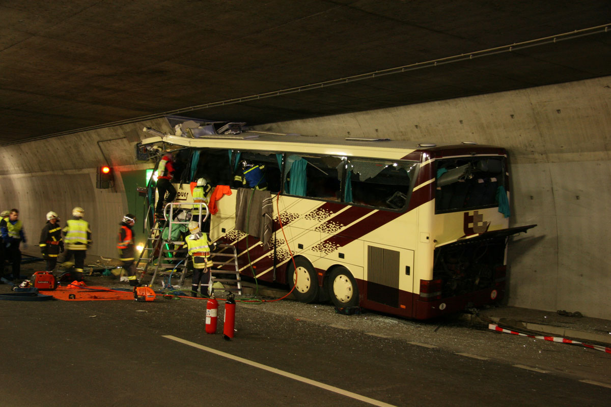 Аварирал автобус запуши тунел &quot;Топли дол&quot;