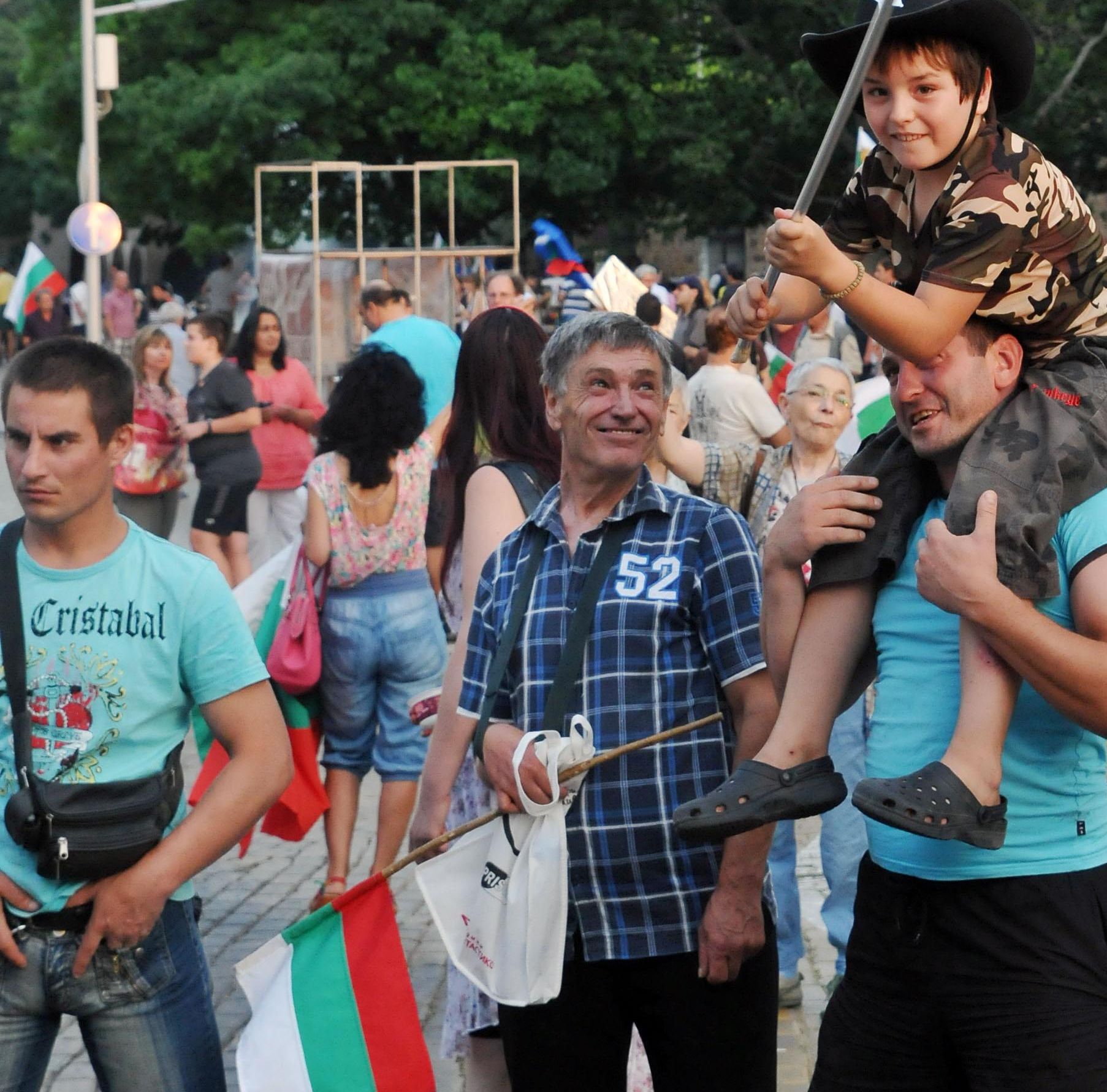 Скутер водеше малобройния протест в столицата