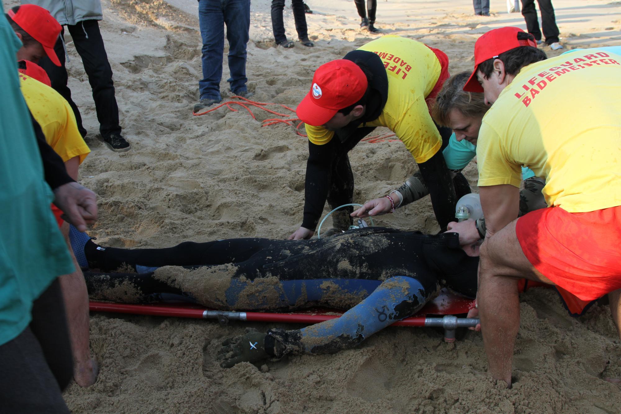 ЕКСКЛУЗИВНО И ПЪРВО В БЛИЦ: Един удавен и седем оцелели са извадени от чудовищни вълни на плажа на Камчия!