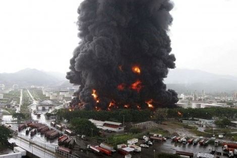 Мълния взриви рафинерия във Венецуела (СНИМКИ/ВИДЕО)