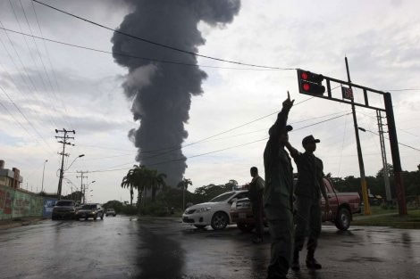 Мълния взриви рафинерия във Венецуела (СНИМКИ/ВИДЕО)