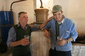 Назад във времето: Стана ясно през кой век българите започват да пият ракия