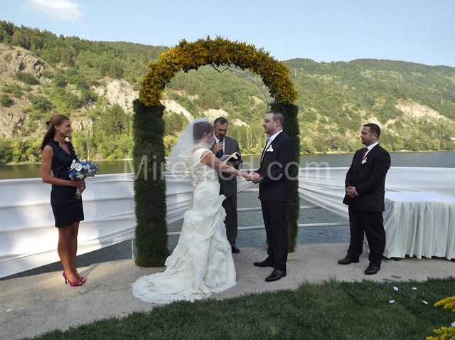 Перничанка се венча за ерген от Дубай на Панчаревското езеро