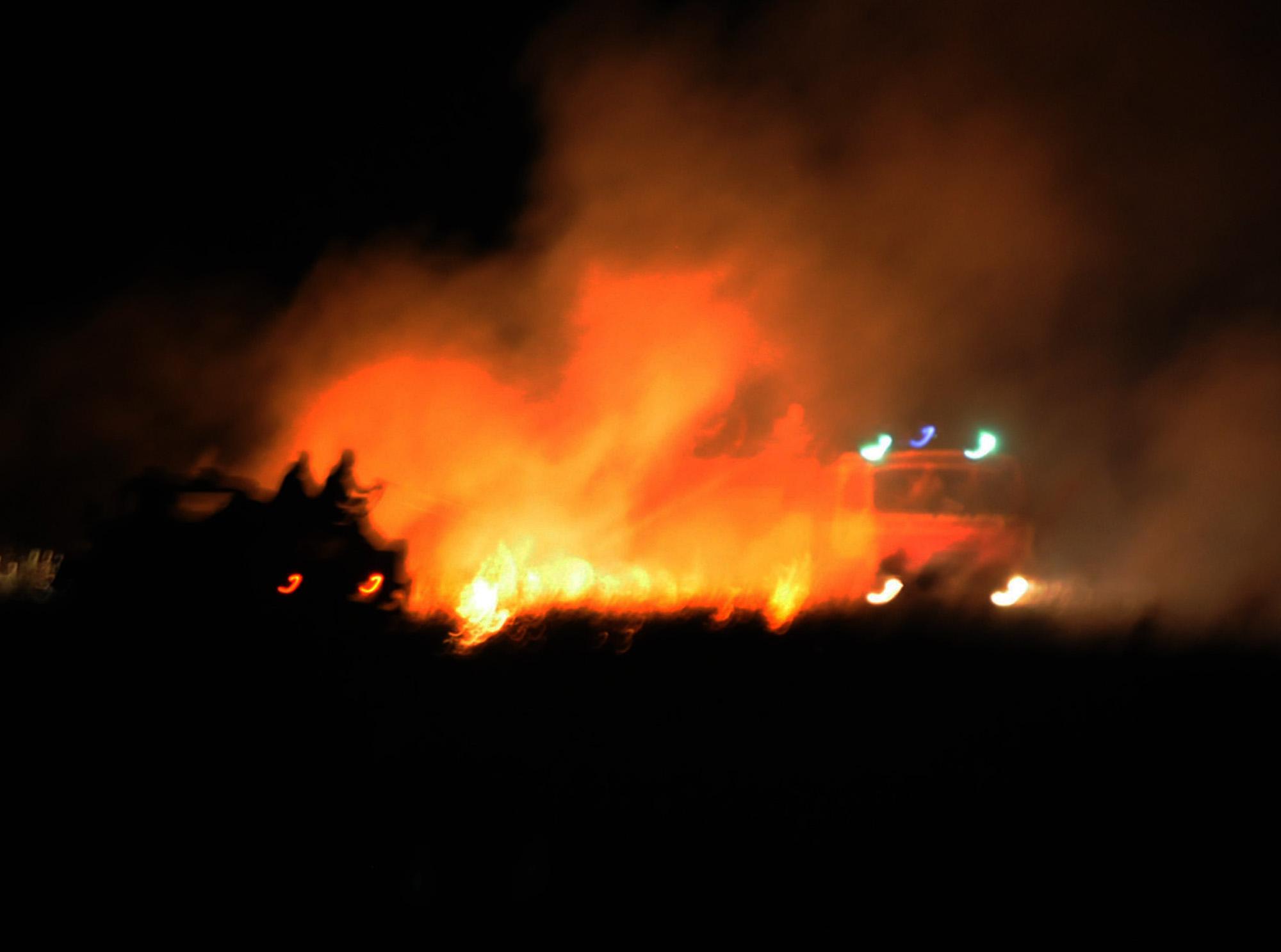 Огнен ад край Баня, стотици декари станаха на пепел