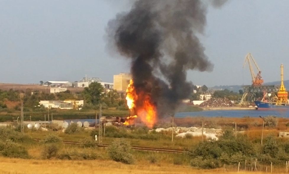 БЛИЦ TV: Ужас и паника след взрива в петролната база край Варна