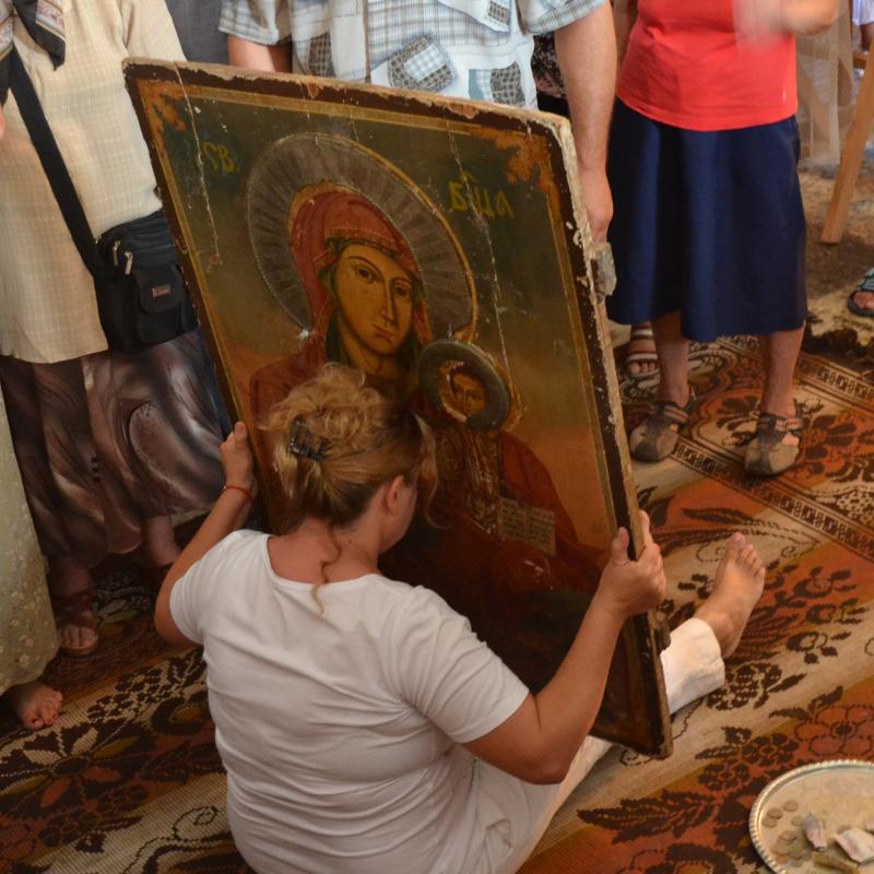 Успение Богородично: Чудодейна икона заигра мистично в ръцете на вярваща в Ивайловград