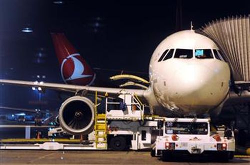 Бомбена заплаха заземи самолети в Истанбул