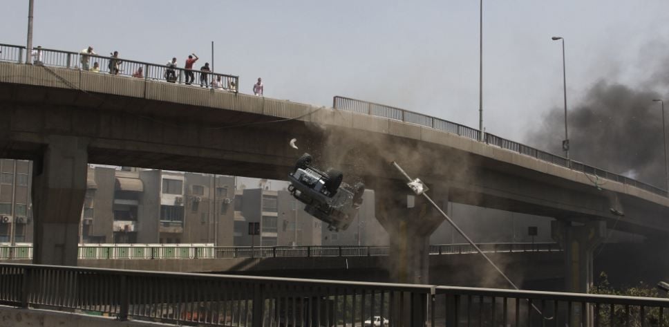 Демонстранти избутват автомобил на полицията от мост и убиват с камъни полицаите в Кайро (ВИДЕО)