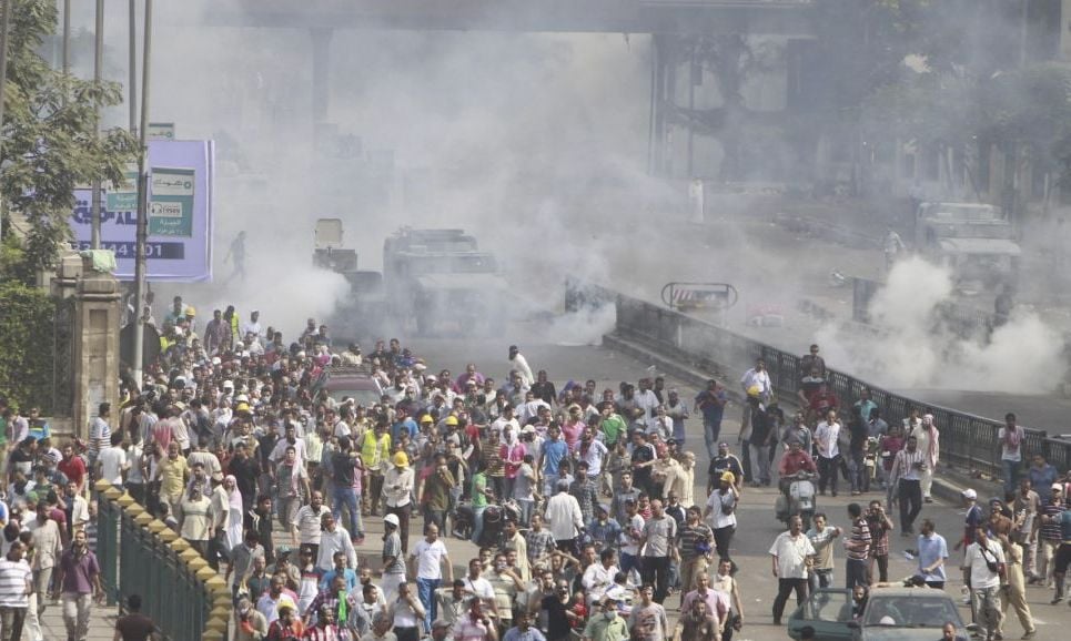Демонстранти избутват автомобил на полицията от мост и убиват с камъни полицаите в Кайро (ВИДЕО)