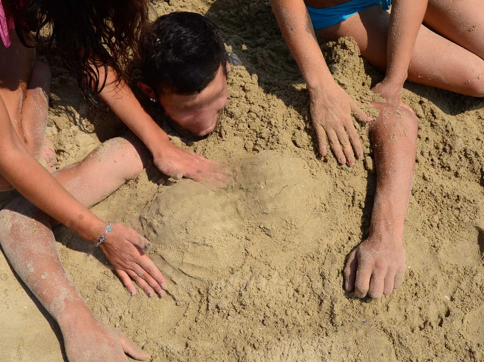 Погребаха живо 12-годишно момче на плажа в Приморско