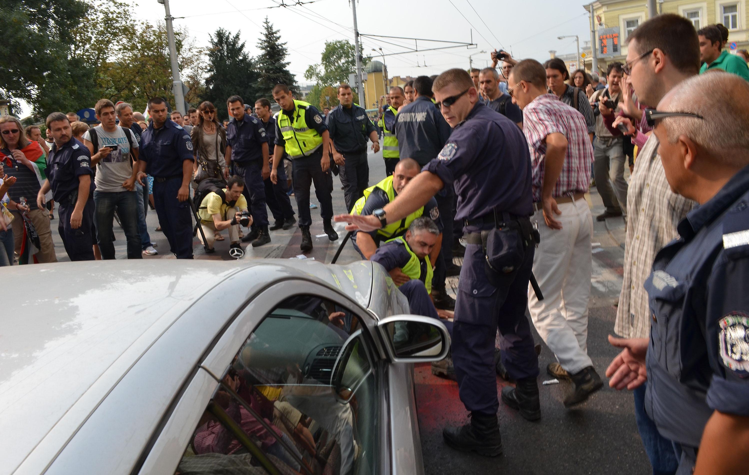 Депутатски шофьор прегази крака на полицай със служебния &quot;Мерцедес&quot; (СНИМКА)