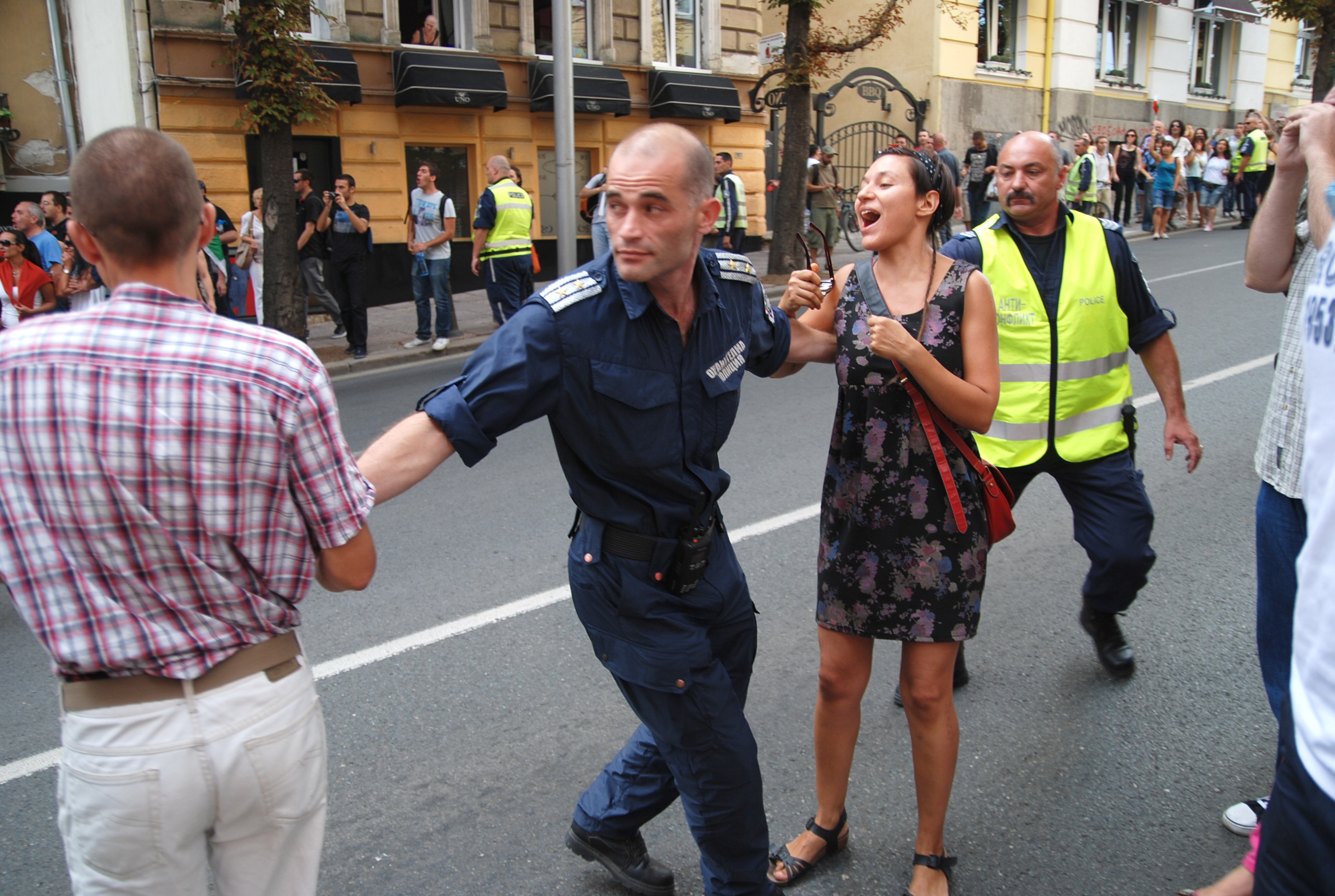 Полицията проби коридор за безопасно изтегляне на депутатите