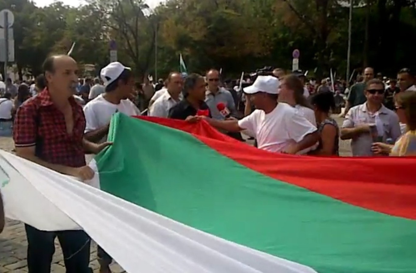 БЛИЦ TV: Роми обградиха контрапротеста с огромно българско знаме