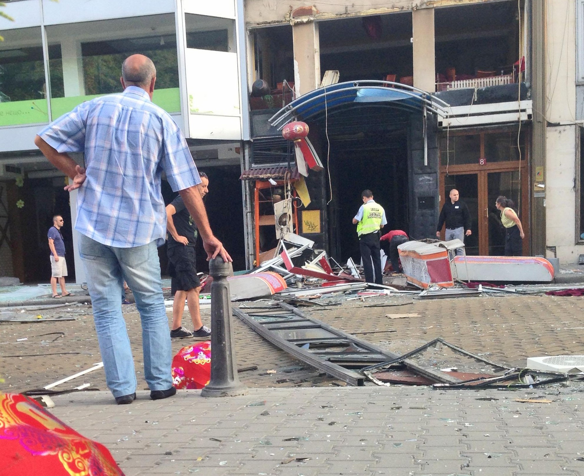 Изкриви се сградата, в която е взривеният Китайски ресторант