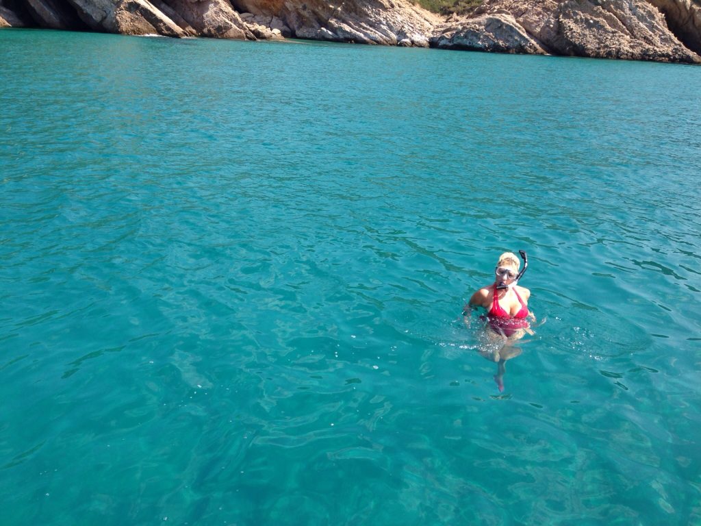 Нона Йотова брои делфини с шнорхел в Гръцко
