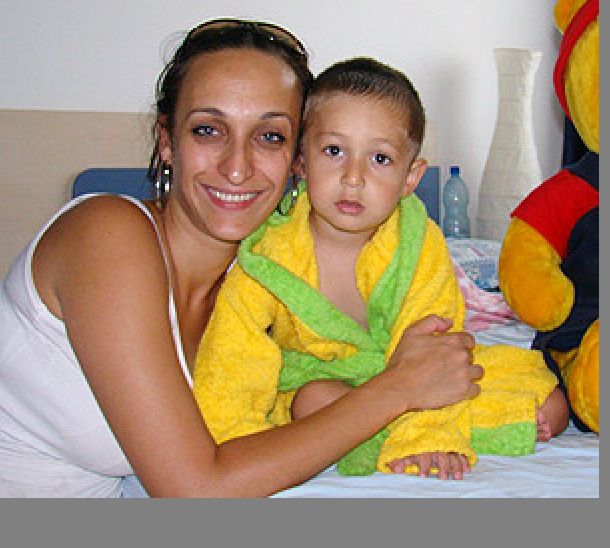 Млада майка с рак на стомаха сама отглежда 4-годишния си син