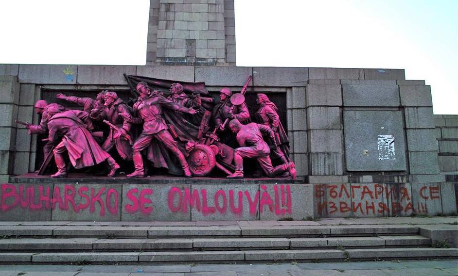 Паметникът на Съветската армия осъмна като розова пантера