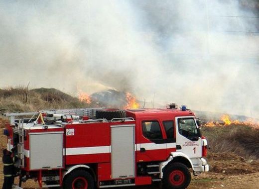 Пожарникарски екипи остават и през нощта край Локорско