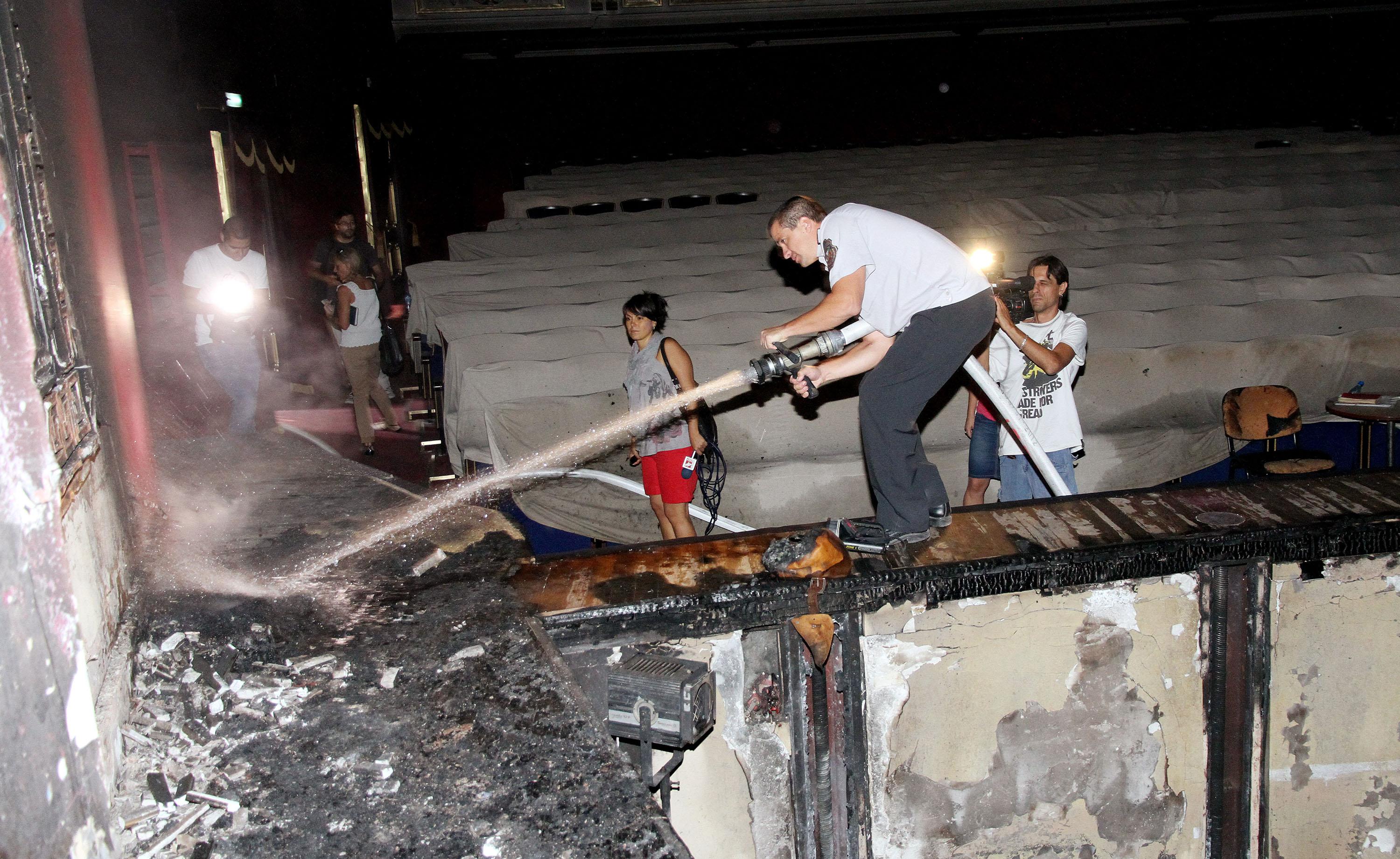 Вижте какво остана след пожара в пловдивския театър (СНИМКИ)