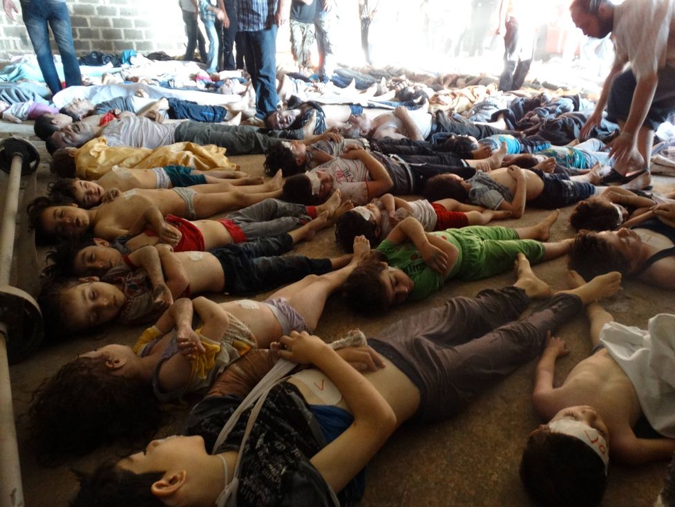 Най-мрачният час в Сирия: Стотици тела на деца едно върху друго след химическа атака (СНИМКИ/ВИДЕО 18+)