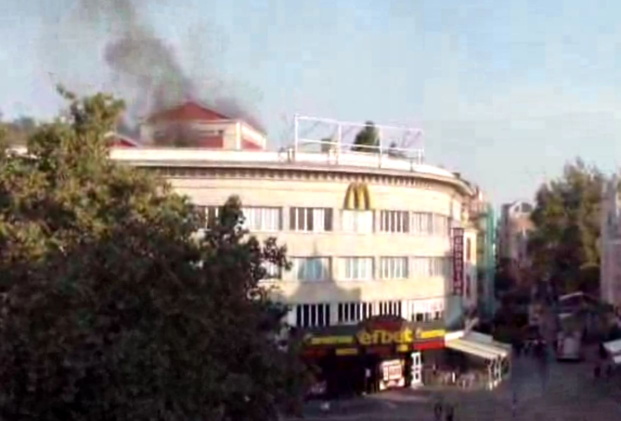 Пет пожарни изгасиха Драматичния театър в Пловдив