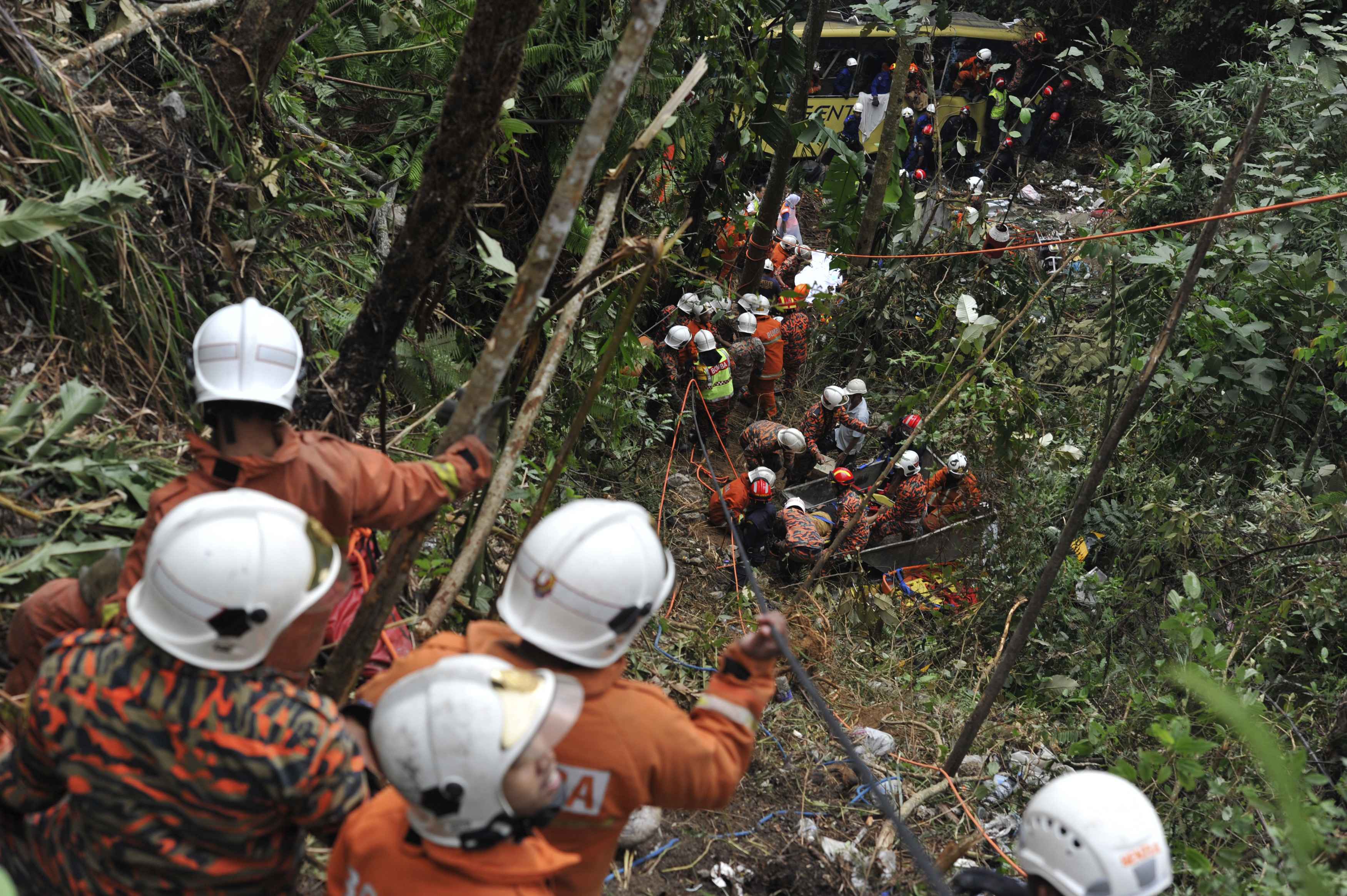 37 станаха жертвите на автобусната катастрофа в Малайзия