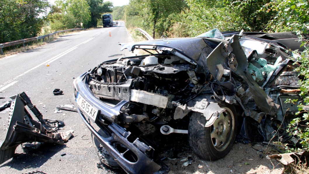 Шофьорка на Мерцедес загина на място в ужасяващ сблъсък с камион (СНИМКИ)
