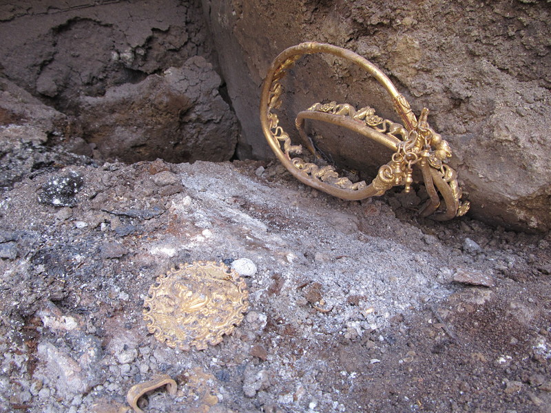 Дирят гроба на владетеля Котела под могилата със съкровището от Свещари