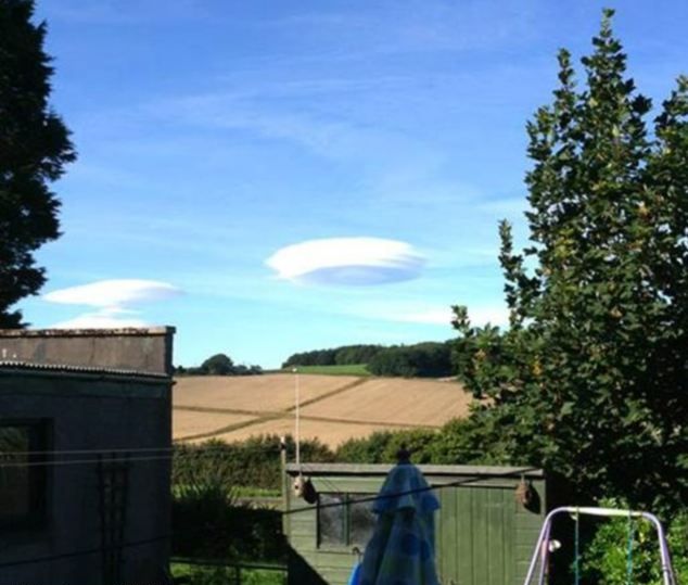 Времето ще бъде необяснимо: НЛО-облаци надвиснаха над Шотландия (СНИМКИ)