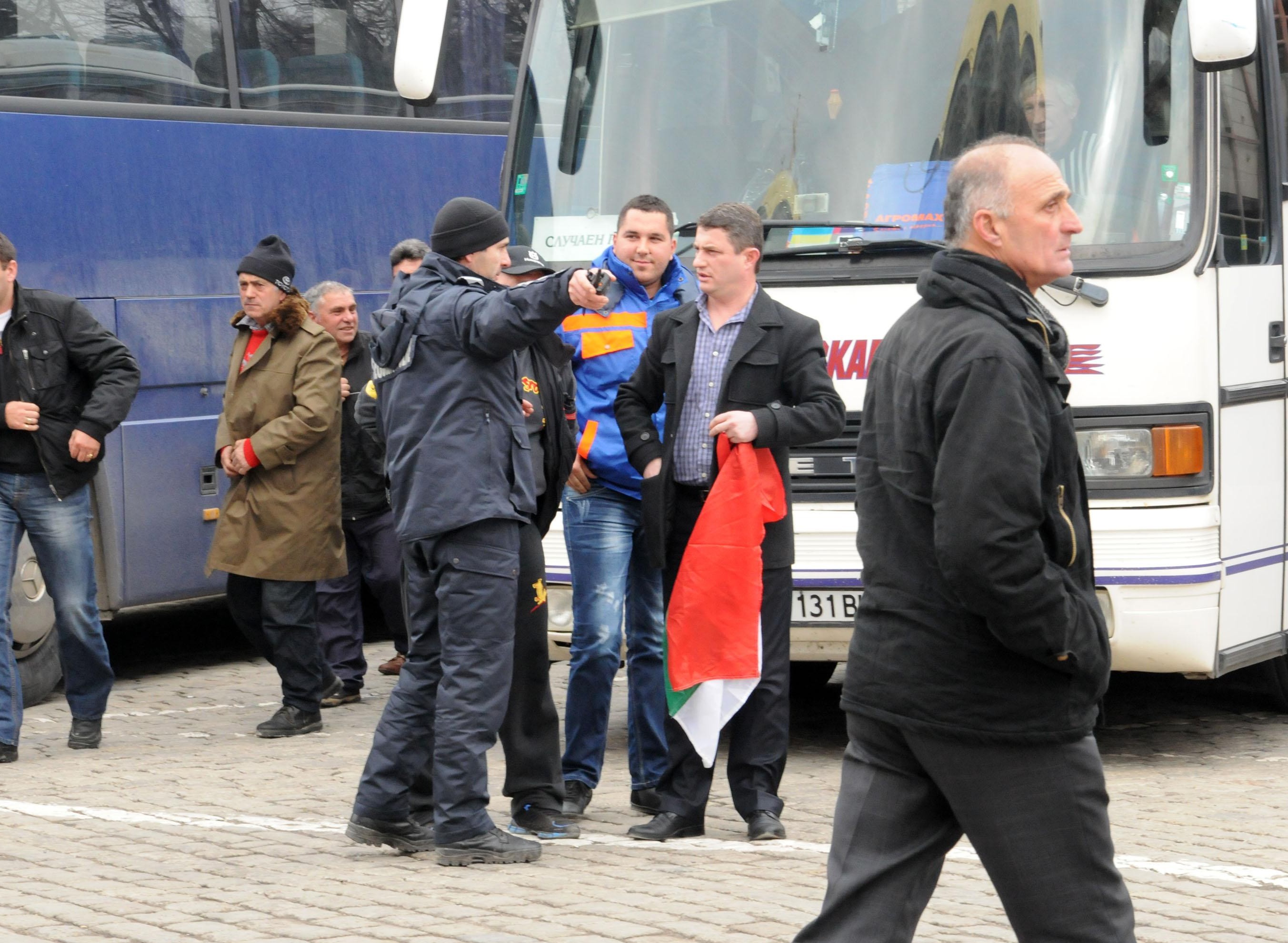 Цветлин Йовчев алармира: Пристигат автобуси от страната, имаме сигнали за провокатори 