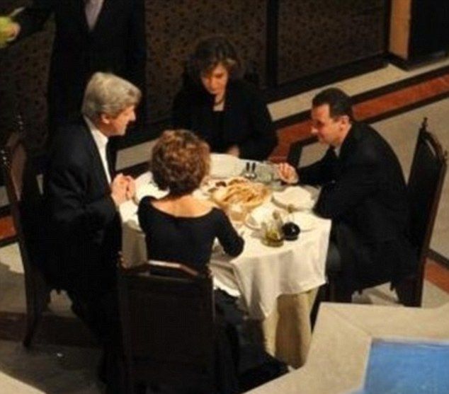 Кери на задушевна вечеря със &quot;сирийския Хитлер&quot;: Снимката, която държавният секретар на САЩ не иска да вижда