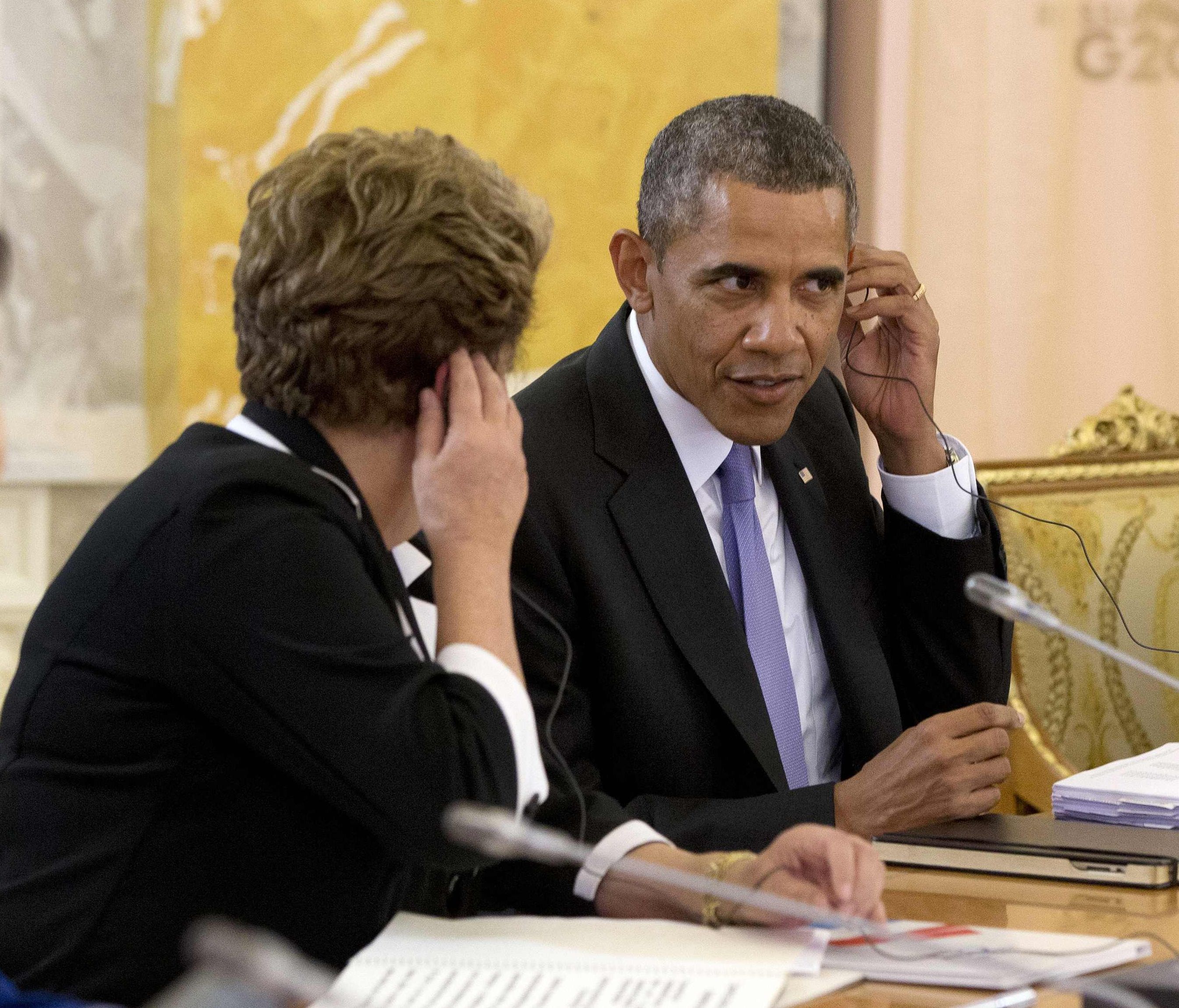 Сърдитата Дилма седна до Обама