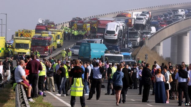 200 души са ранени при верижната катастрофа в Южна Англия 