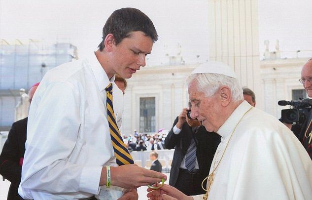 Благословия на папа Бенедикт XVI победила рака на младеж