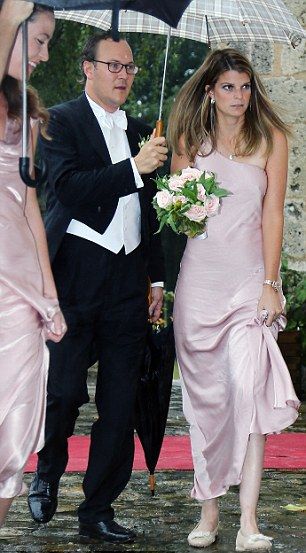 Наследницата Атина Онасис бе красива в розово на сватба (СНИМКИ)