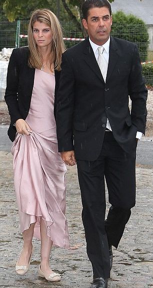 Наследницата Атина Онасис бе красива в розово на сватба (СНИМКИ)