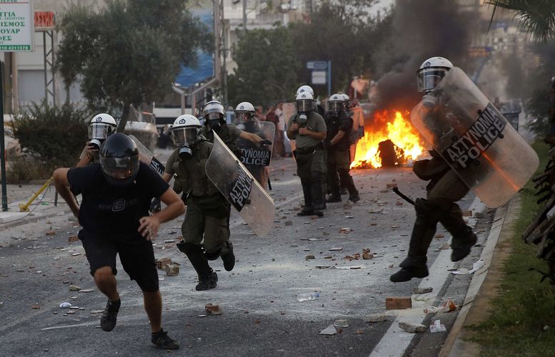 Гърция потъна в безредици след убийство 