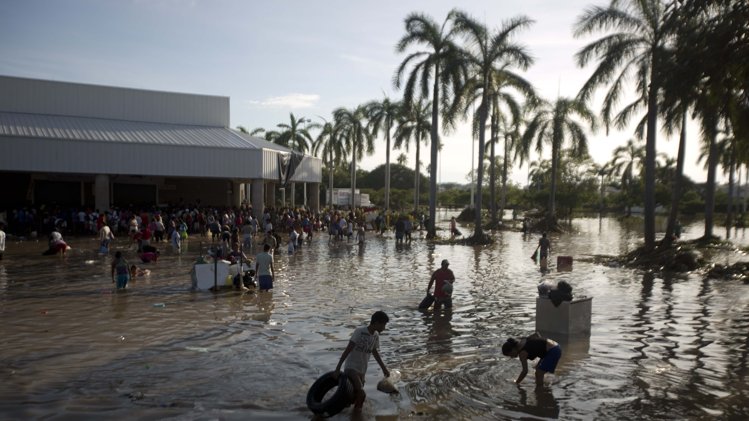 Евакуират Акапулко заради урагана „Мануел”