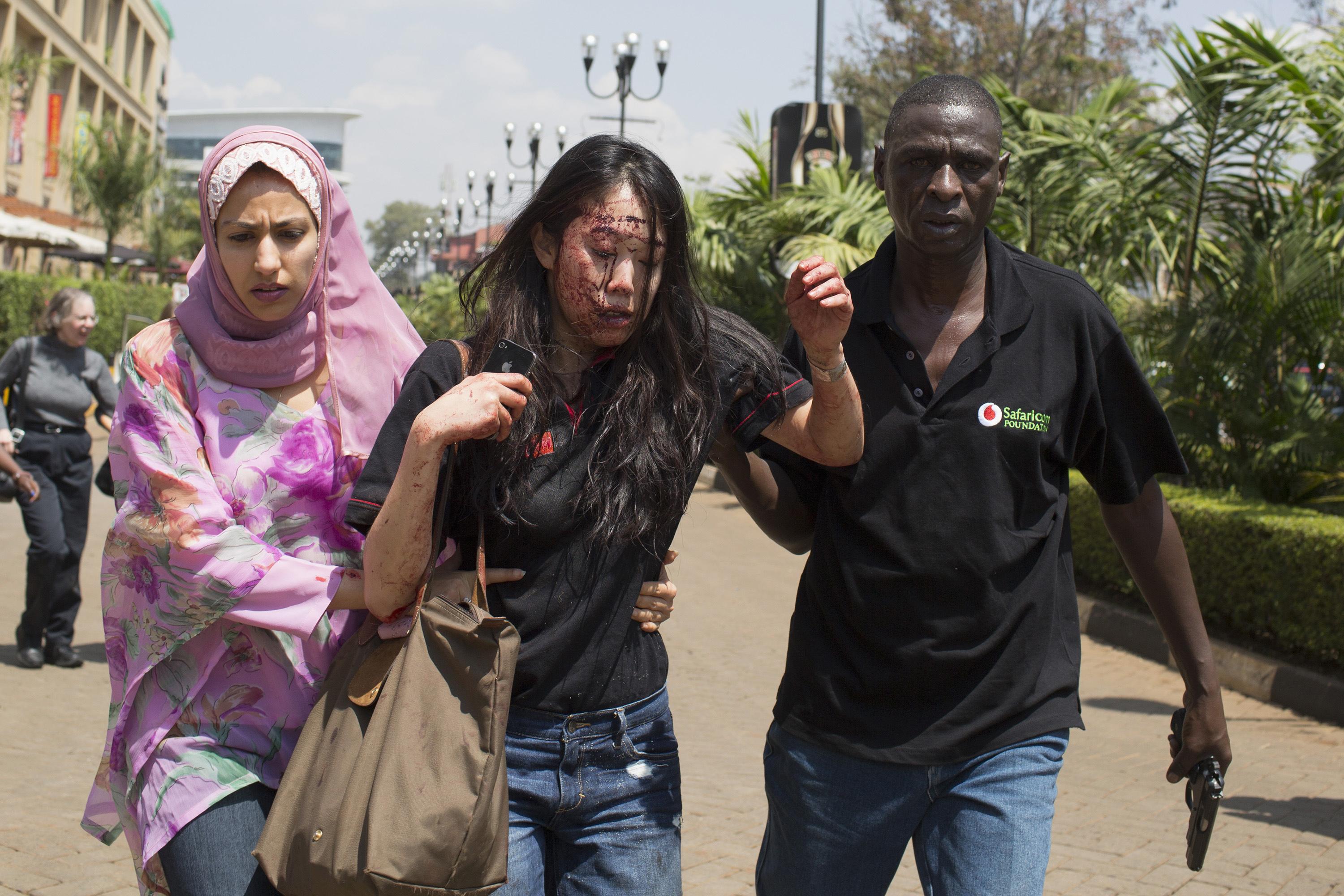 Поне 30 заложници още са в ръцете на терористите в Найроби (СНИМКИ/ВИДЕО 18+)