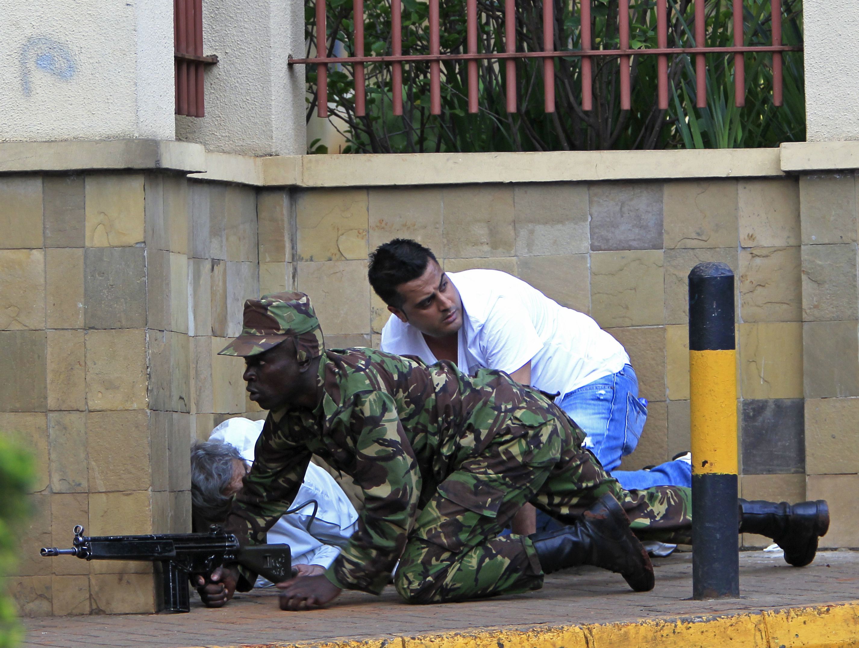 Поне 30 заложници още са в ръцете на терористите в Найроби (СНИМКИ/ВИДЕО 18+)