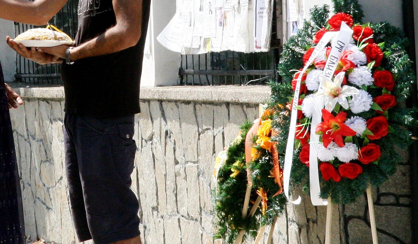 Стотици рокери и футболни фенове плакаха с роднините на загиналите момчета в Катуница